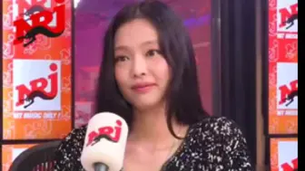 Скачать видео: 【JENNIE】 NRJ更新！妮妮法语说得越来越好啦！！