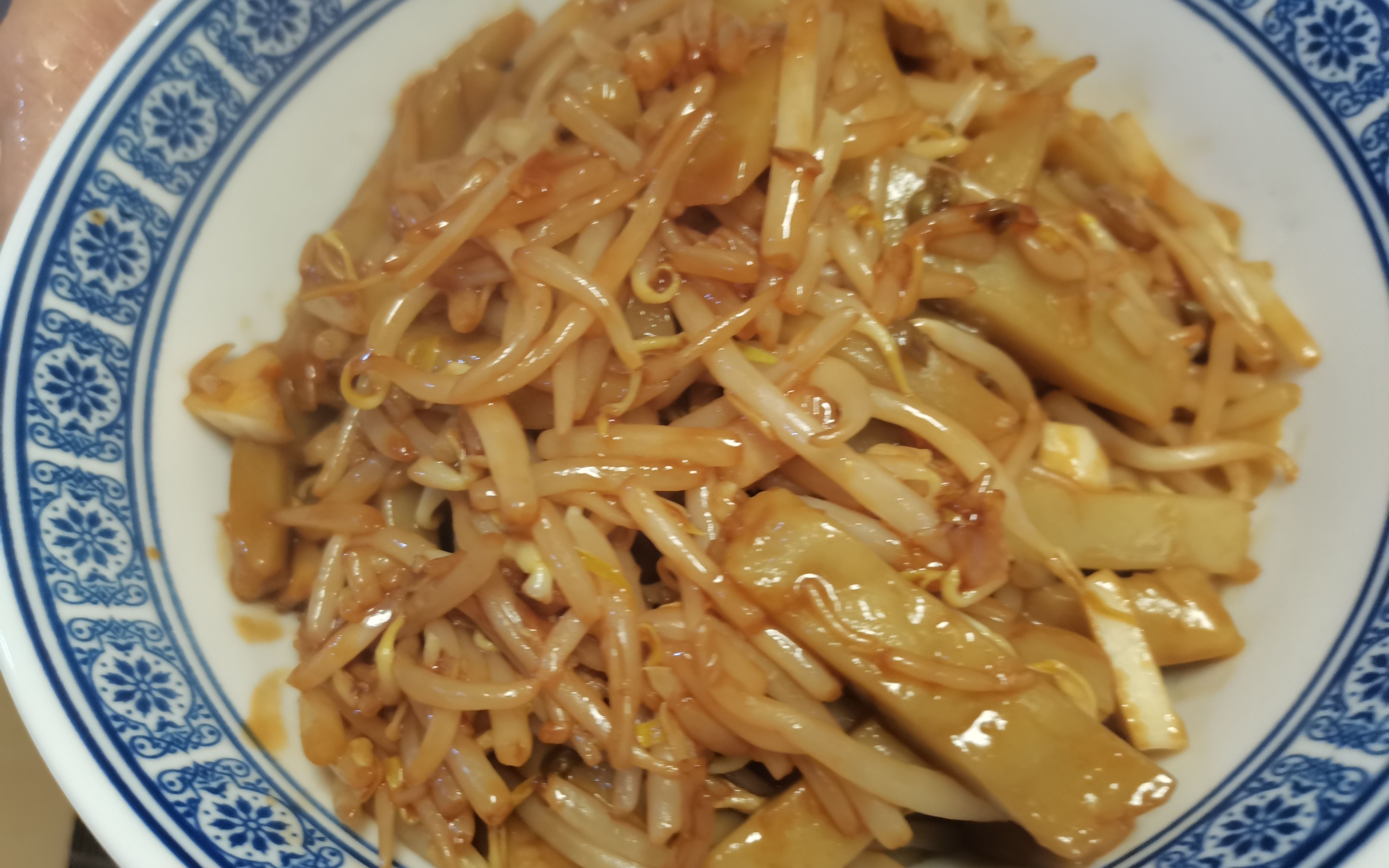 老祁简单做个山西人爱吃的炒灌肠,和绿豆芽一顿爆炒,脆香美味爽