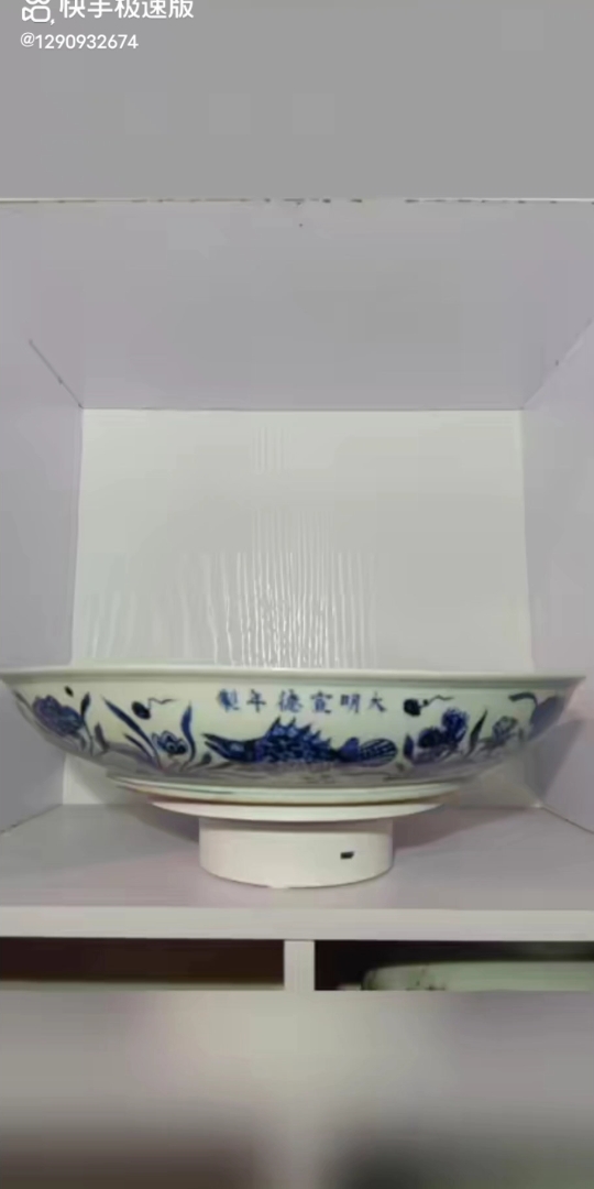 明代,宣德青花荷塘鱼藻纹大盘,做工精细,器形优美,古朴文雅,画工细腻,发色纯正,疏朗分明,布局合理,包浆浓厚,老化明显,光亮莹润,完整漂亮...