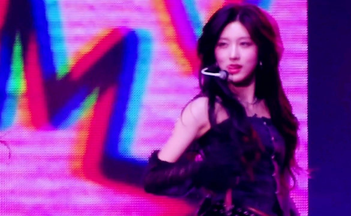 [图]金秋天《7 rings+Blue Blood》4K直拍 240313 洛杉矶演唱会