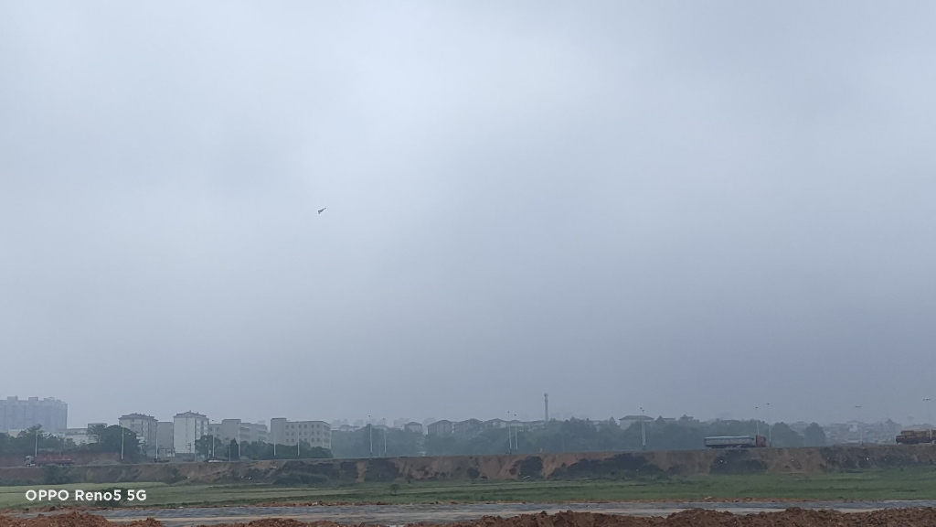 [图]飞翼双70B2冒雨首飞