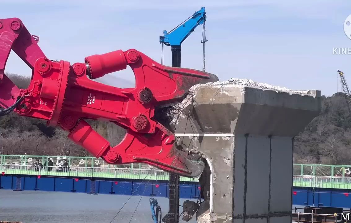 长臂挖掘机在日本拆除桥梁支柱