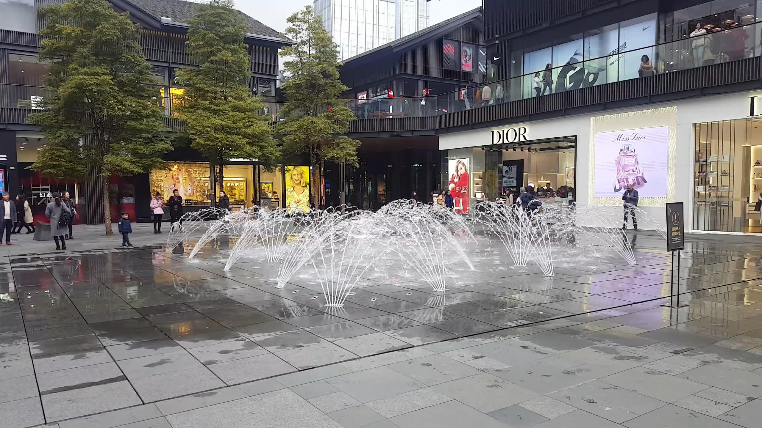 成都-太古里音乐喷泉《拉德斯基进行曲》_哔哩哔哩 (゜-゜)つロ 干杯