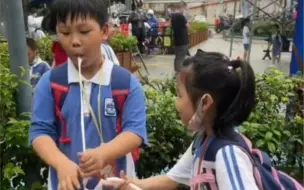 Скачать видео: #魔术教学 揭秘口吐蜘蛛丝，舞台近景魔术教学！