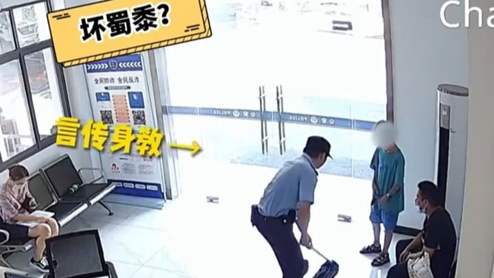 对男人的规训从小到大 男孩玩具被妹妹弄坏报警 被民警罚拖地 人日竟转发看笑话