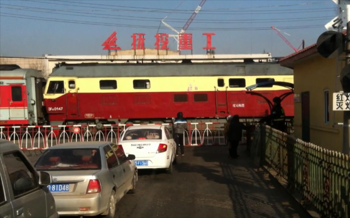 曾经的k7397次列车驶过抚顺挖掘机厂附近铁路道口(2016年1月拍摄)