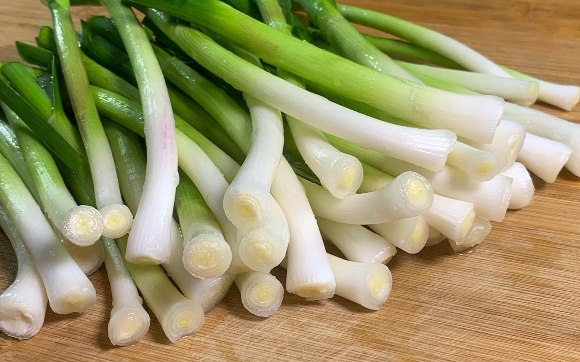 80岁老奶奶的拿手好菜腌蒜苗,鲜嫩脆爽,开胃解腻,下酒又下饭.