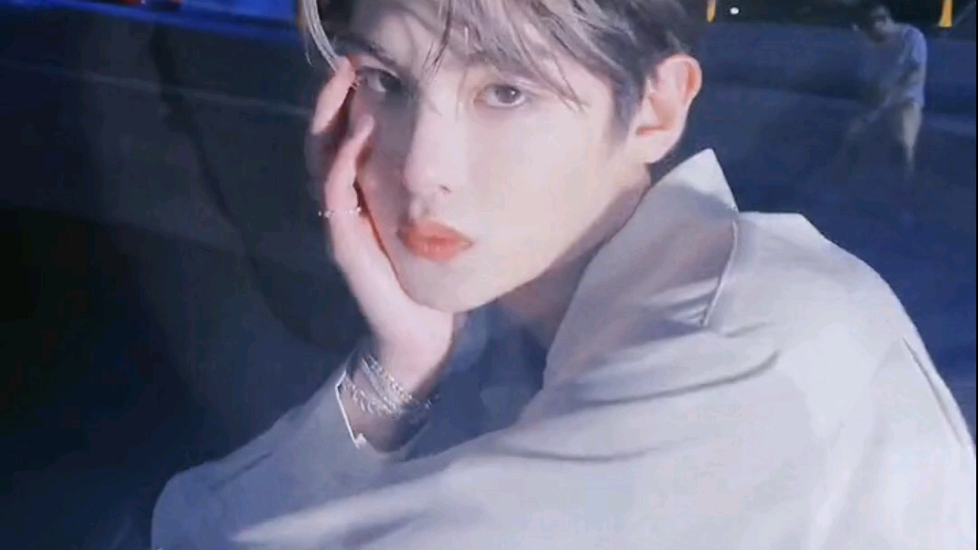 黄明昊国风钻石落泪妆