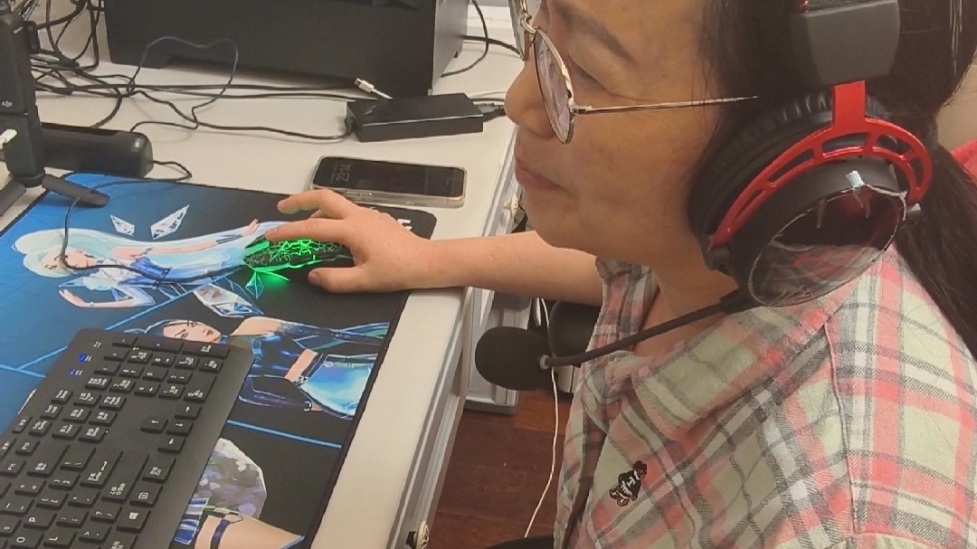 老妈玩游戏上瘾，我直接拔电源