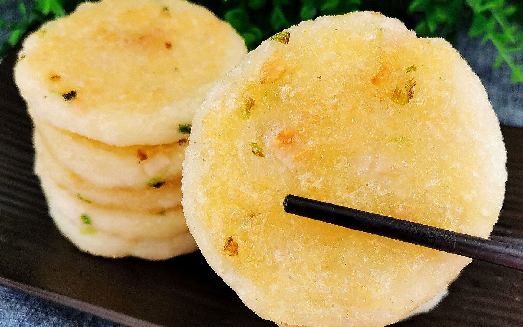 香煎锅巴糯米饼软糯之间透着藕的脆香咬一口嘎嘣脆太香了