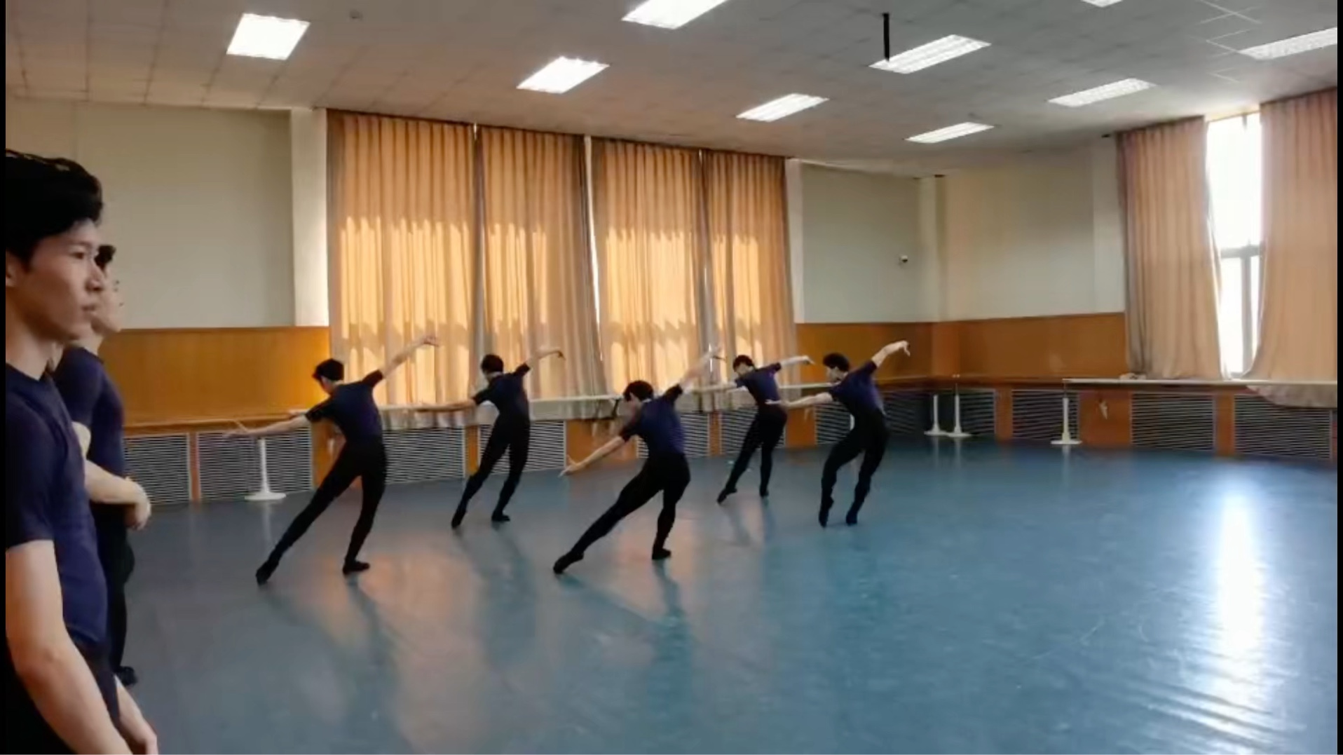 古典舞基本功行进踢腿组合 21民间男2班