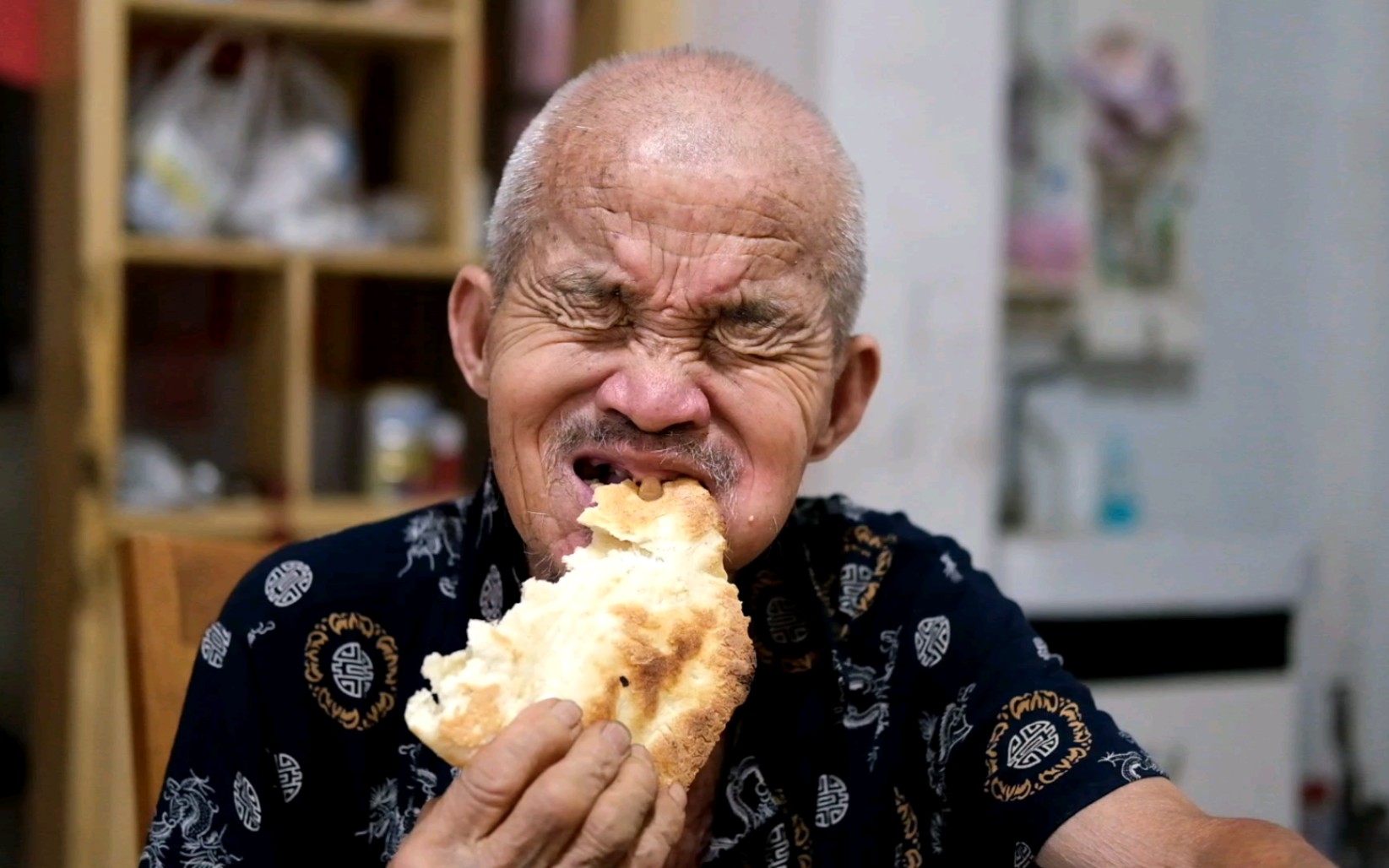 拍摄姥爷吃烧饼