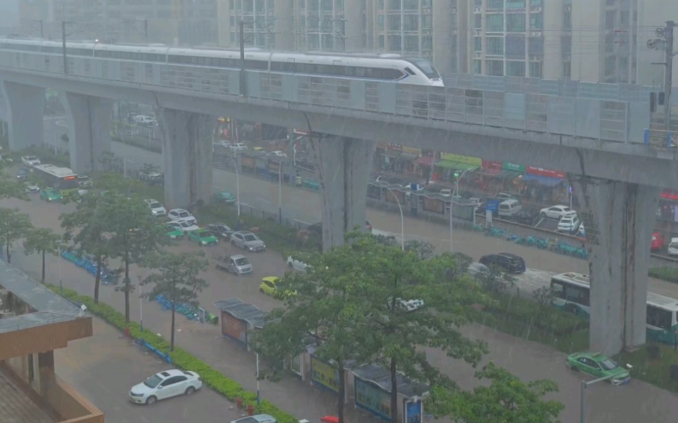 珠海暴雨,明珠路淹水,汽车无法走了,广珠城际正常运营,CRH6A通过淹水路段哔哩哔哩bilibili