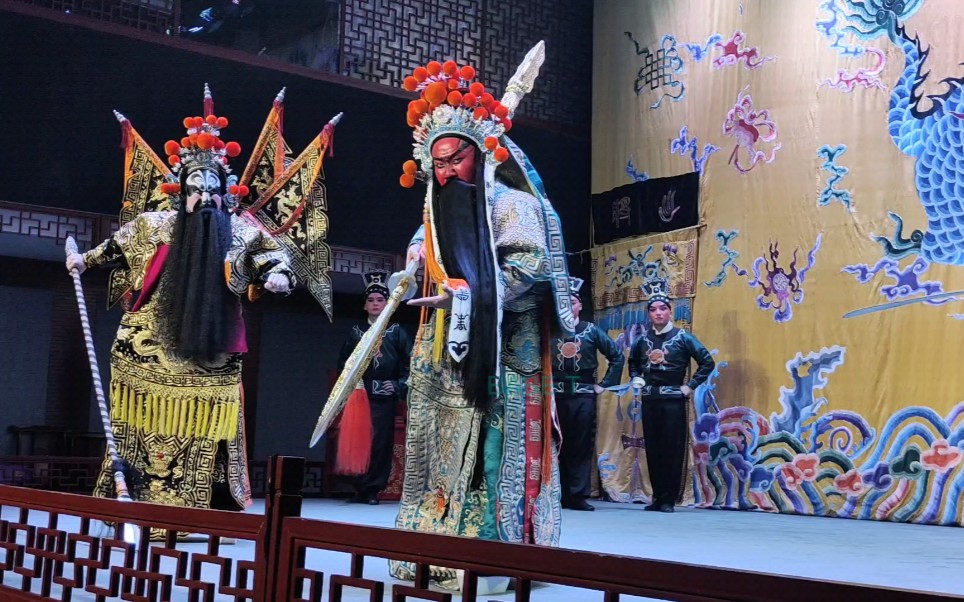 京剧古城会中陶阳饰演关羽王召栋饰演张飞