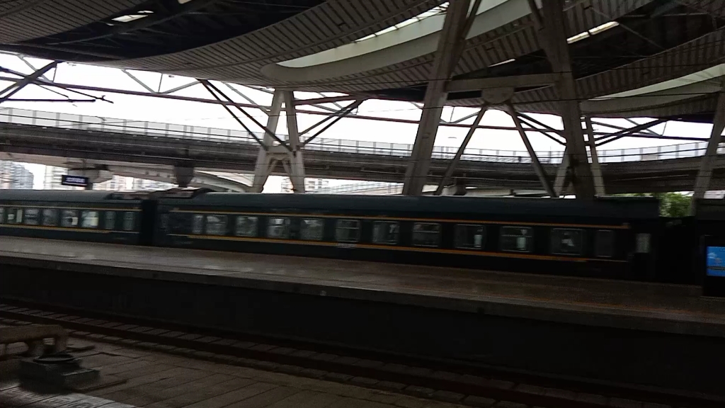 k1785通过与g174进入北京南站