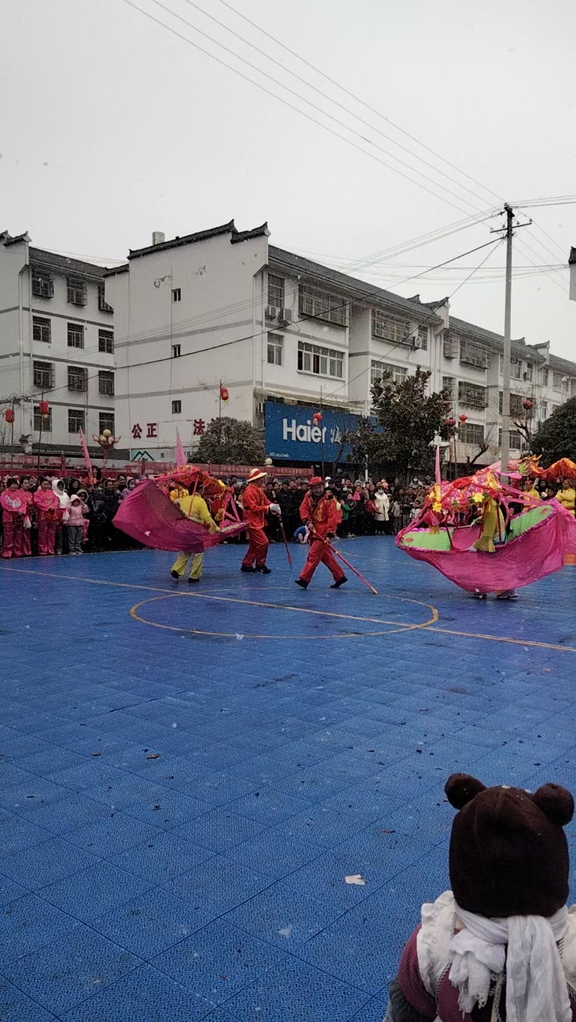 [图]正月十五闹元宵，欢天喜地真热闹龙腾狮跃彩船摇，秧歌扭起水上飘。′古镇高坝传承历史文化民俗活动如火进行。