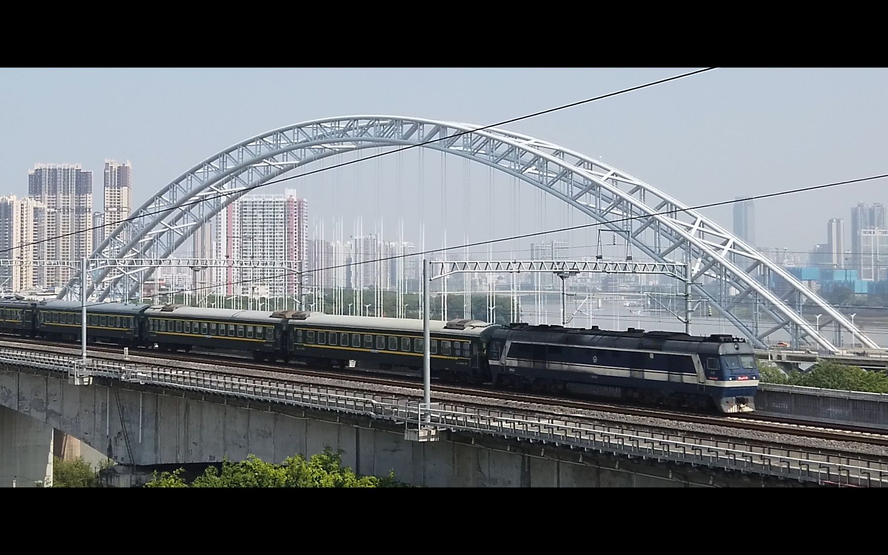 江南大道拍四线特大桥东风8b客车