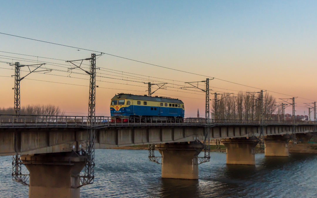 【京承铁路】df4c单机交会hxn3货列通过温榆河大桥