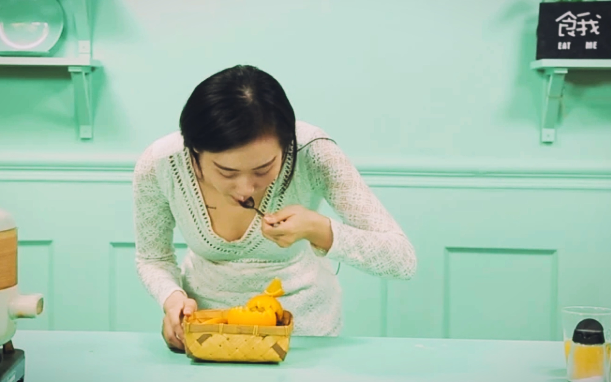 食我〕小厨娘蓝凡照着800年前的菜谱做出来的古法蟹酿橙,原来吃起来