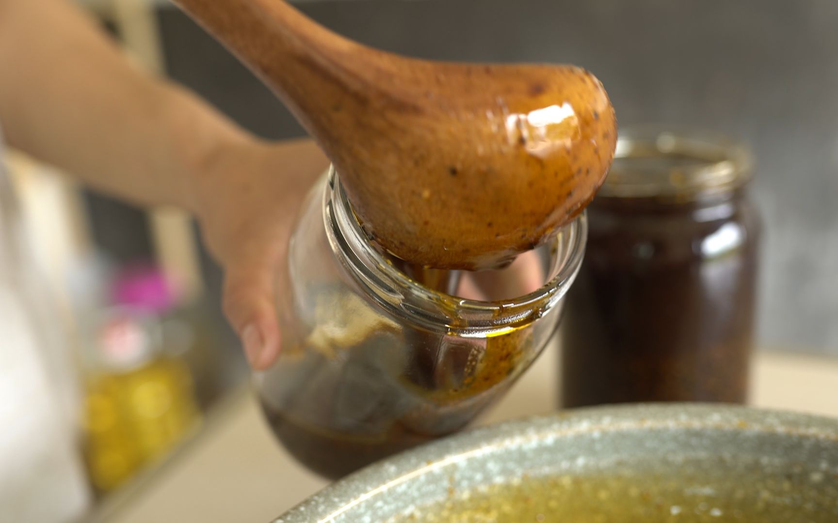 大山深处的天然调料湖南媳妇自制油泼山胡椒做菜放一滴特香