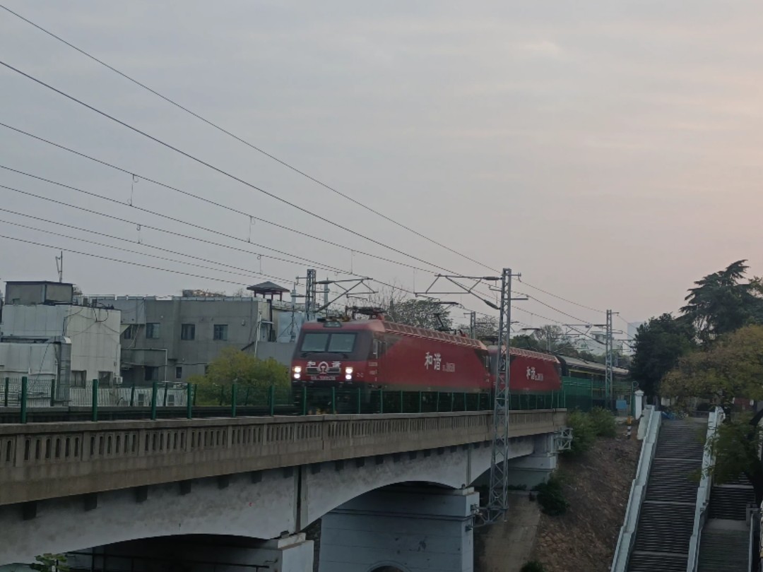 【中国铁路】京局京段双机番茄牵引客车K22次通过司门口.哔哩哔哩bilibili