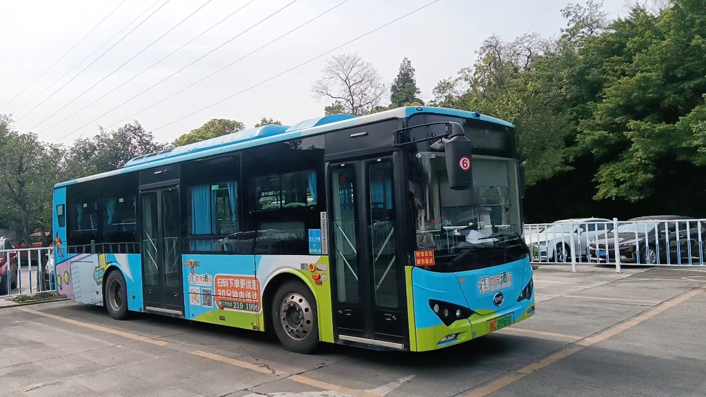 桂林公交6路公交车停在10路公交车起点站联达广场公交车场