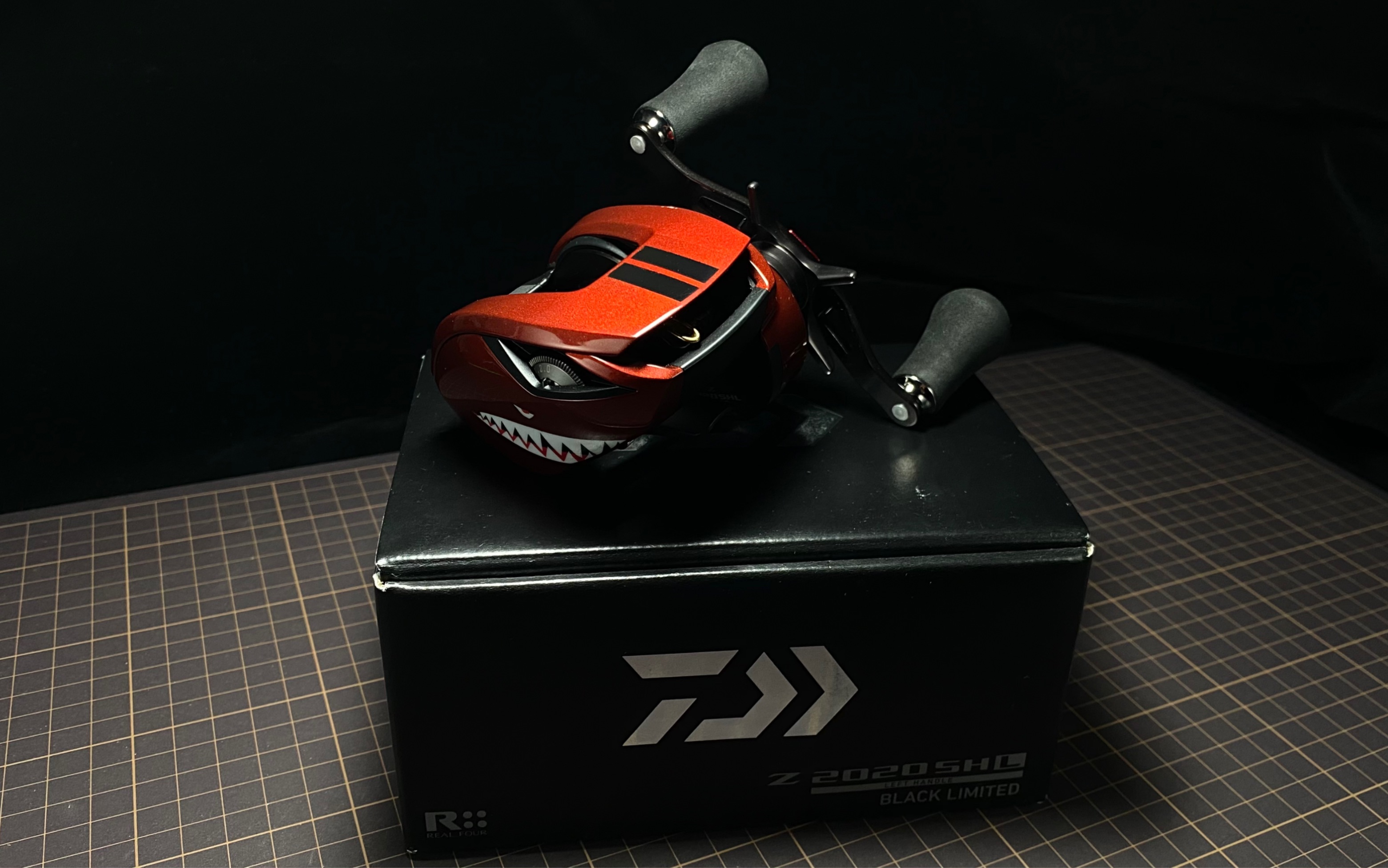 【4k60fps】醇正开箱---daiwa z2020 black limited鲨鱼涂装_哔哩哔哩