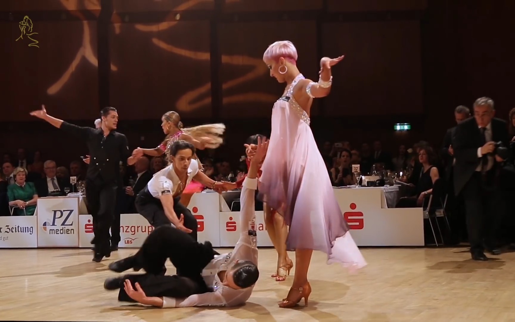 【拉丁舞】看看这对舞者如何处置赛场上的突发事件,balan&khrystyna的