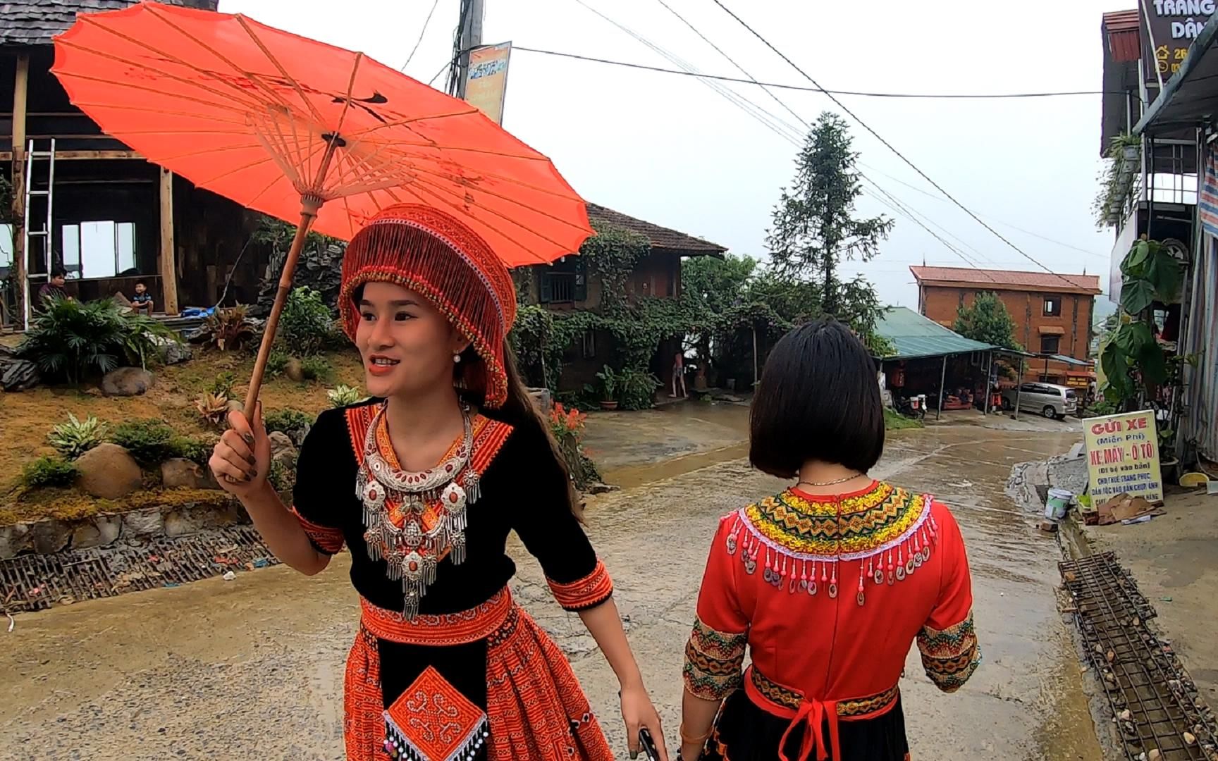 越南女孩租苗族服装,5万越南盾一套,真便宜啊!