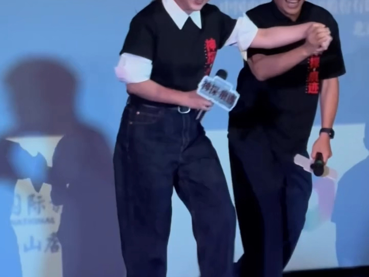 张译马丽闪身步让C位，《神探之痕迹》今日深圳路演现场，张译、马丽互让C位宛如跳了闪步舞。