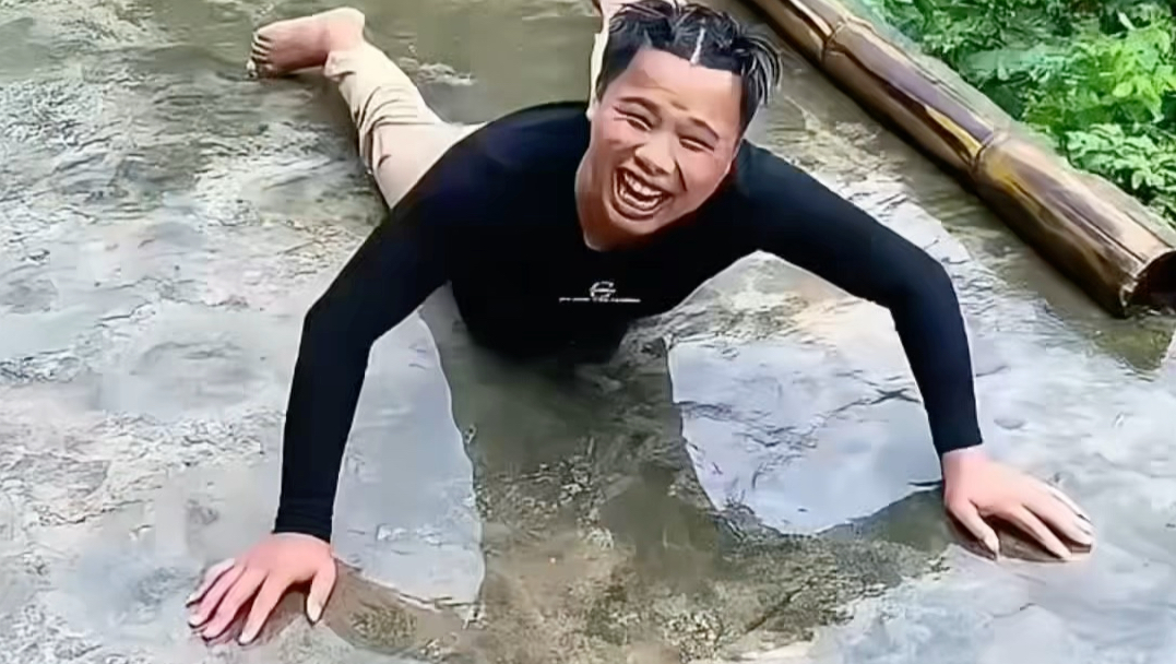 下雨出去游泳了