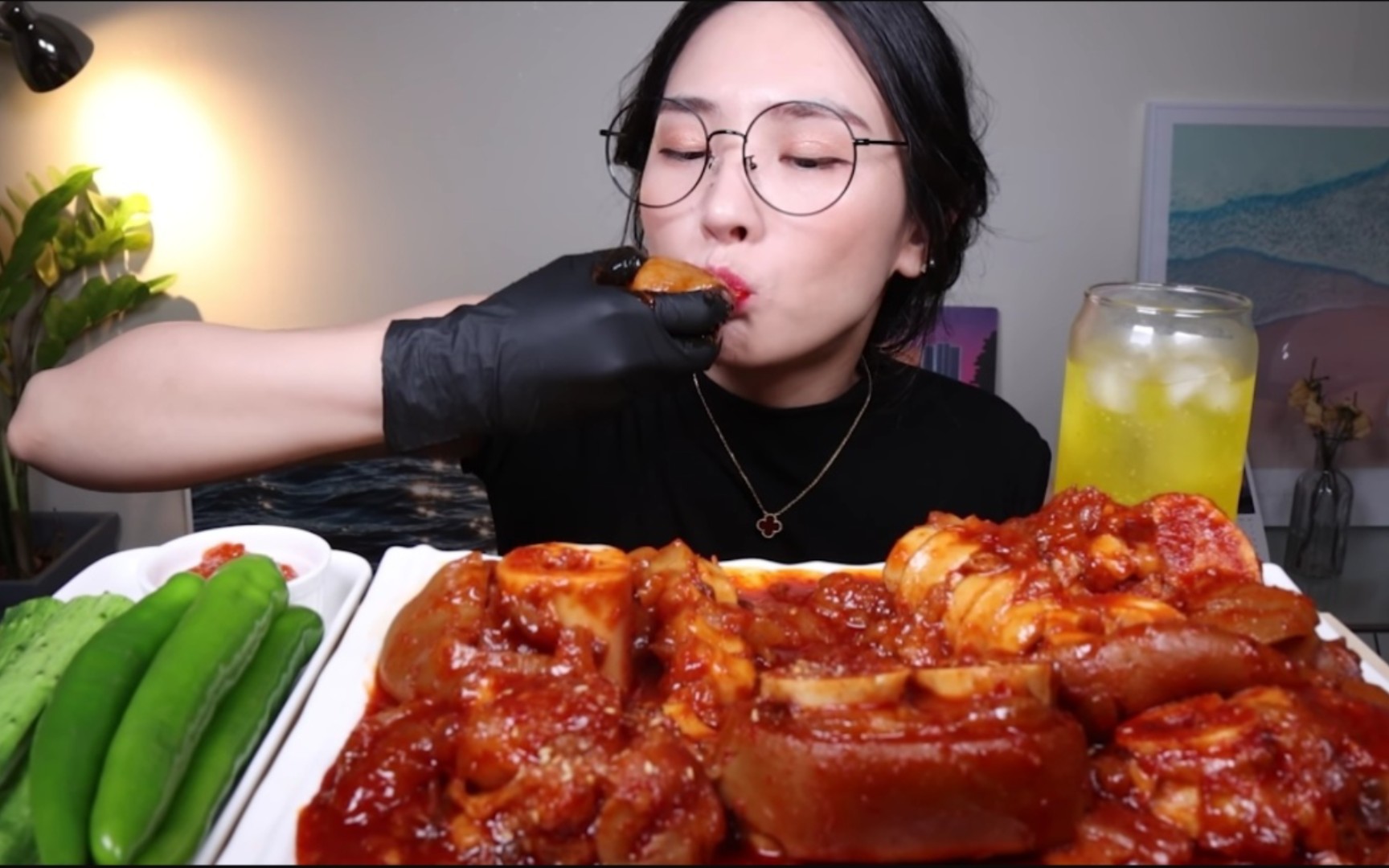 韩国小姐姐吃香辣猪蹄