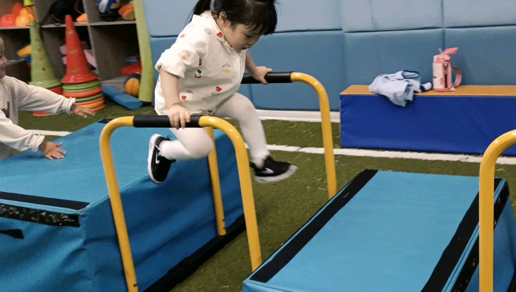 3岁宝宝的双杠撑起,少儿体能训练