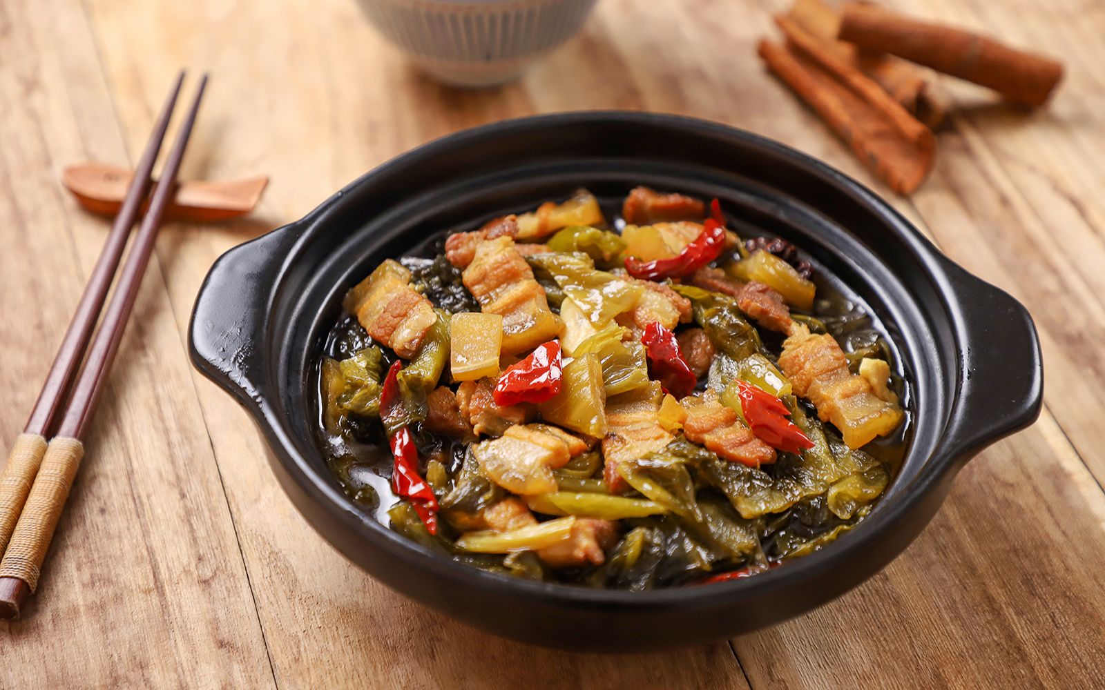 【酸菜卤肉煲】一煲抵一桌!用它来炖肉,下饭才够劲