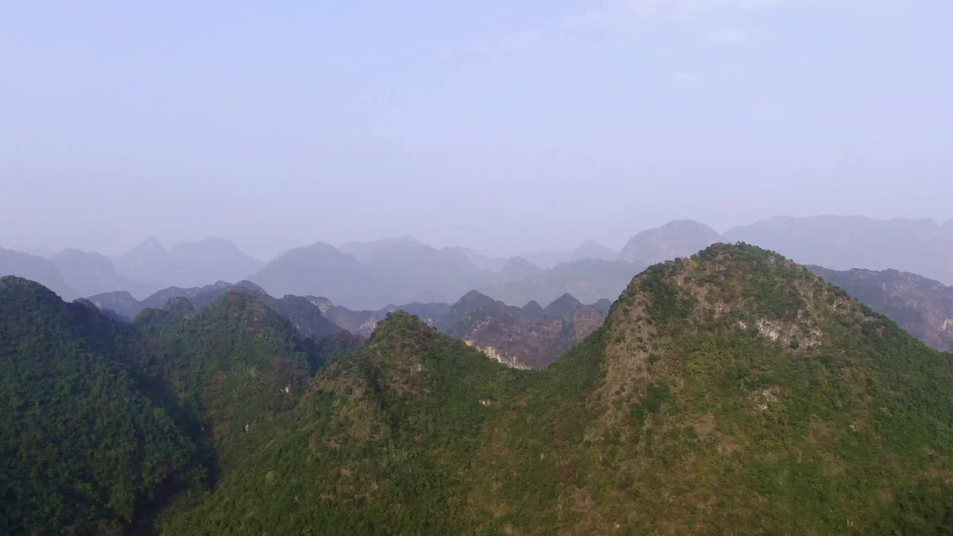 航拍廣西大山山頂一個墓穴,據說是個風水寶地,不管價格多高主人都不賣