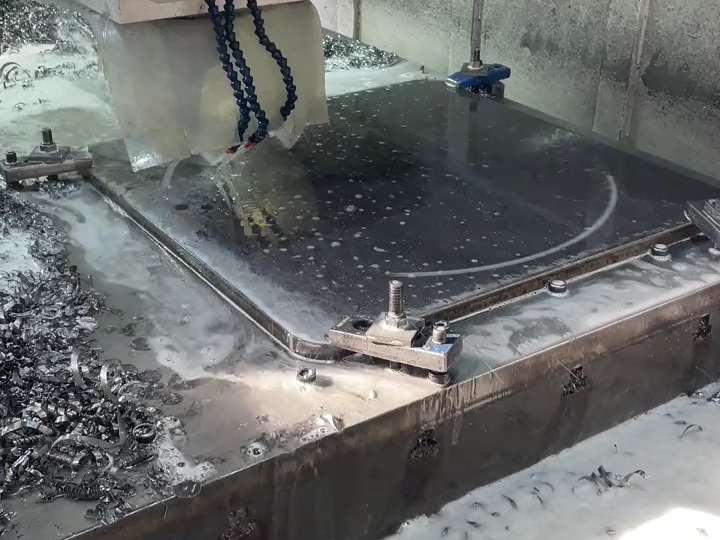 橡胶止水带是一种重要的防水材料,主要由橡胶与各种合成橡胶为主要