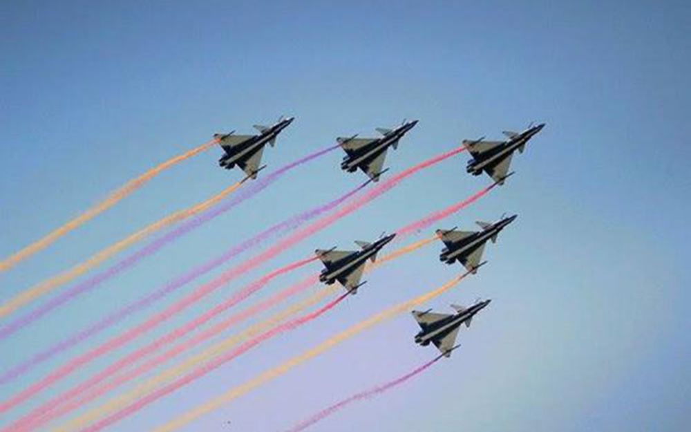 八一飞行表演队亮相巴基斯坦阅兵式 7次炫技异国天空展示中国空军风采
