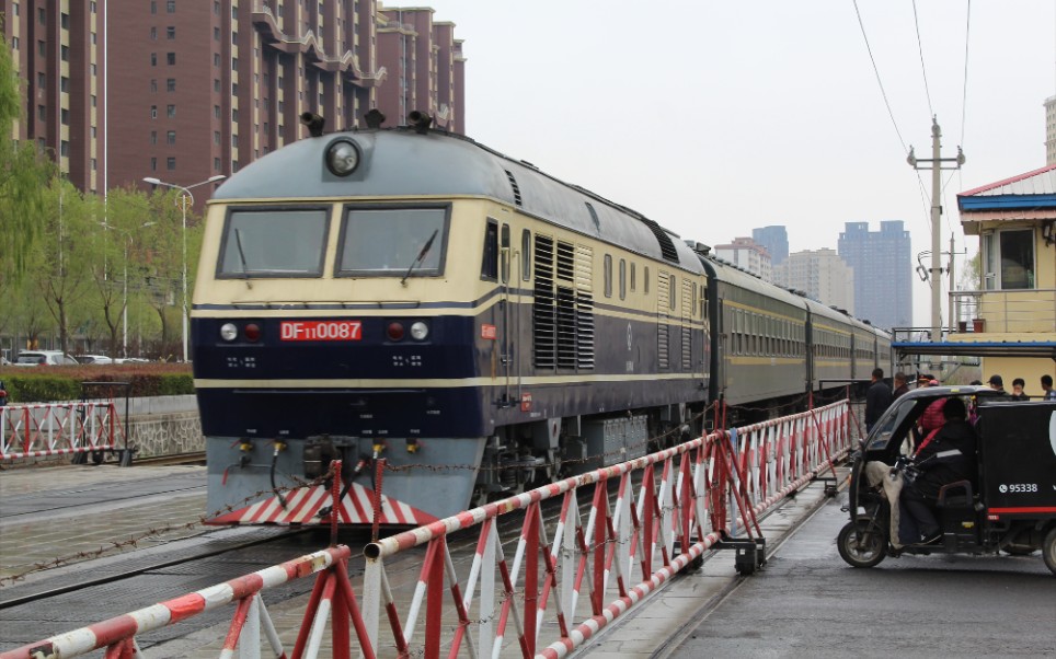 四梅线下行0y555全列硬卧软卧25b混编通过83公里道口