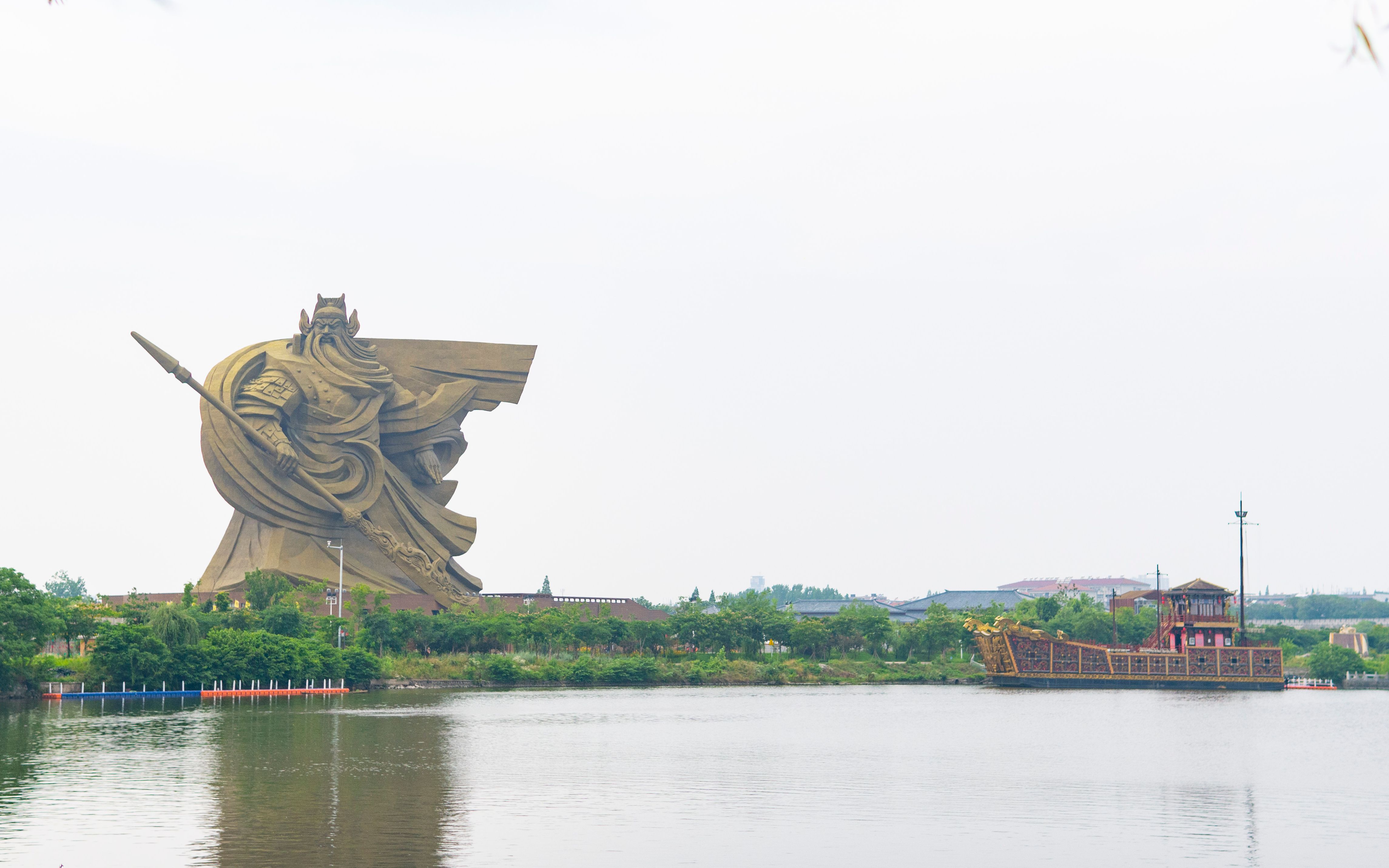 青玉航拍湖北省荆州市荆州区长江大学旁关公义园关公像