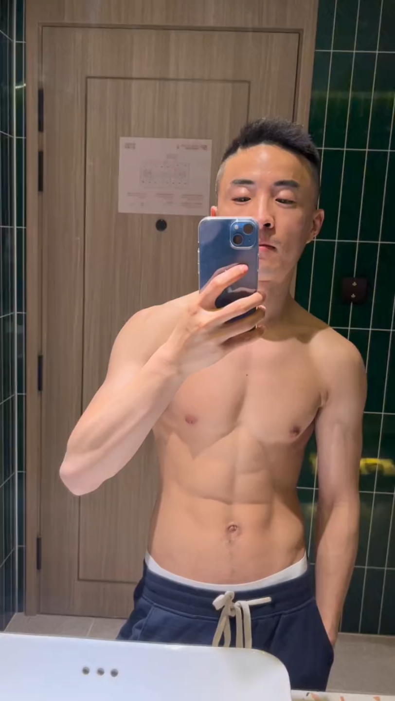 你想不想来摸摸这八块腹肌?