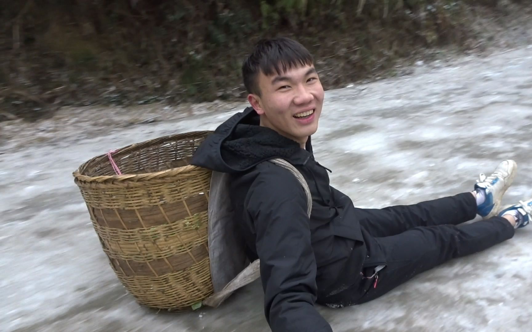 天氣下雪了,農村小夥上山摘菜吃,走路直接用屁股滑回家