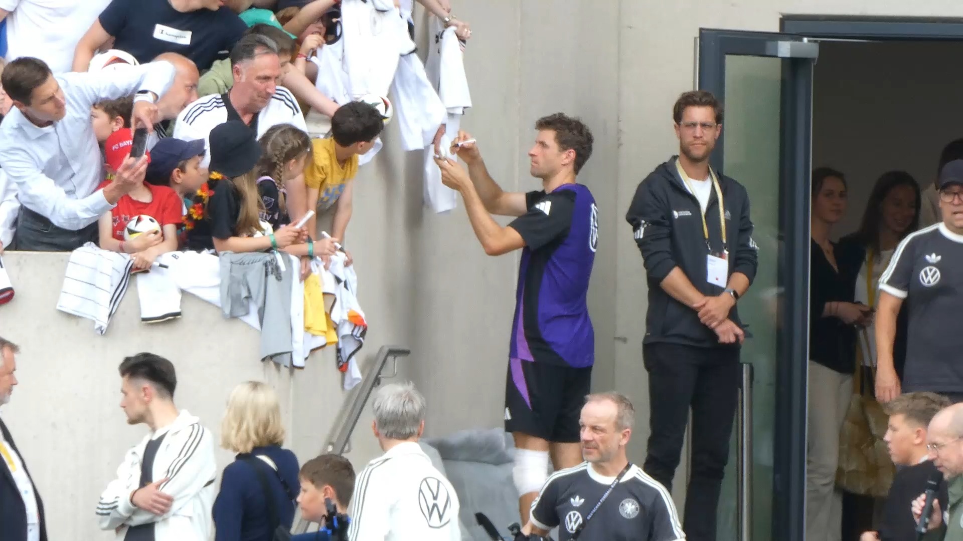 【托马斯穆勒】20240527德国队公开训练签名合影 | 现场