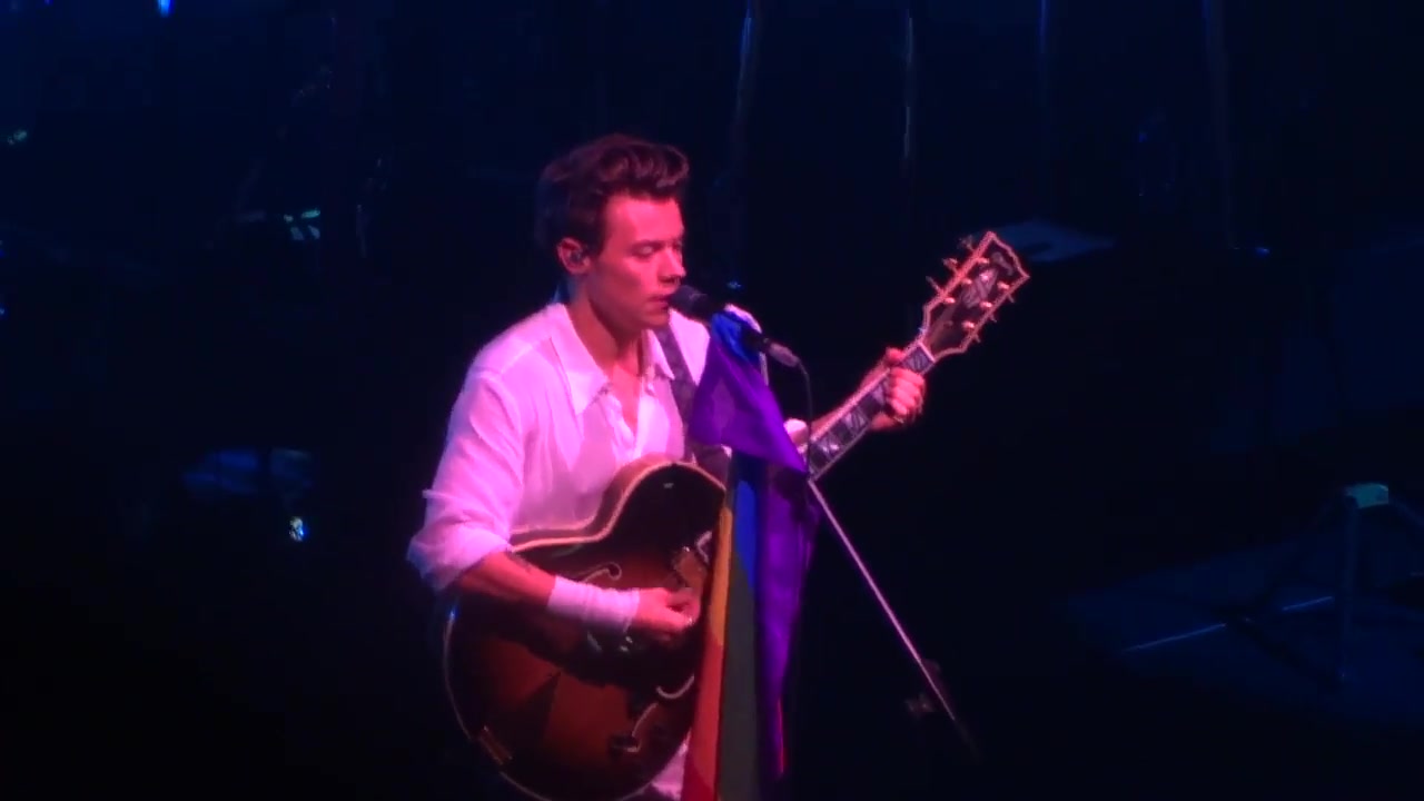 [图]Harry Styles - Just A Little Bit Of Your Heart Live (San Francisco)