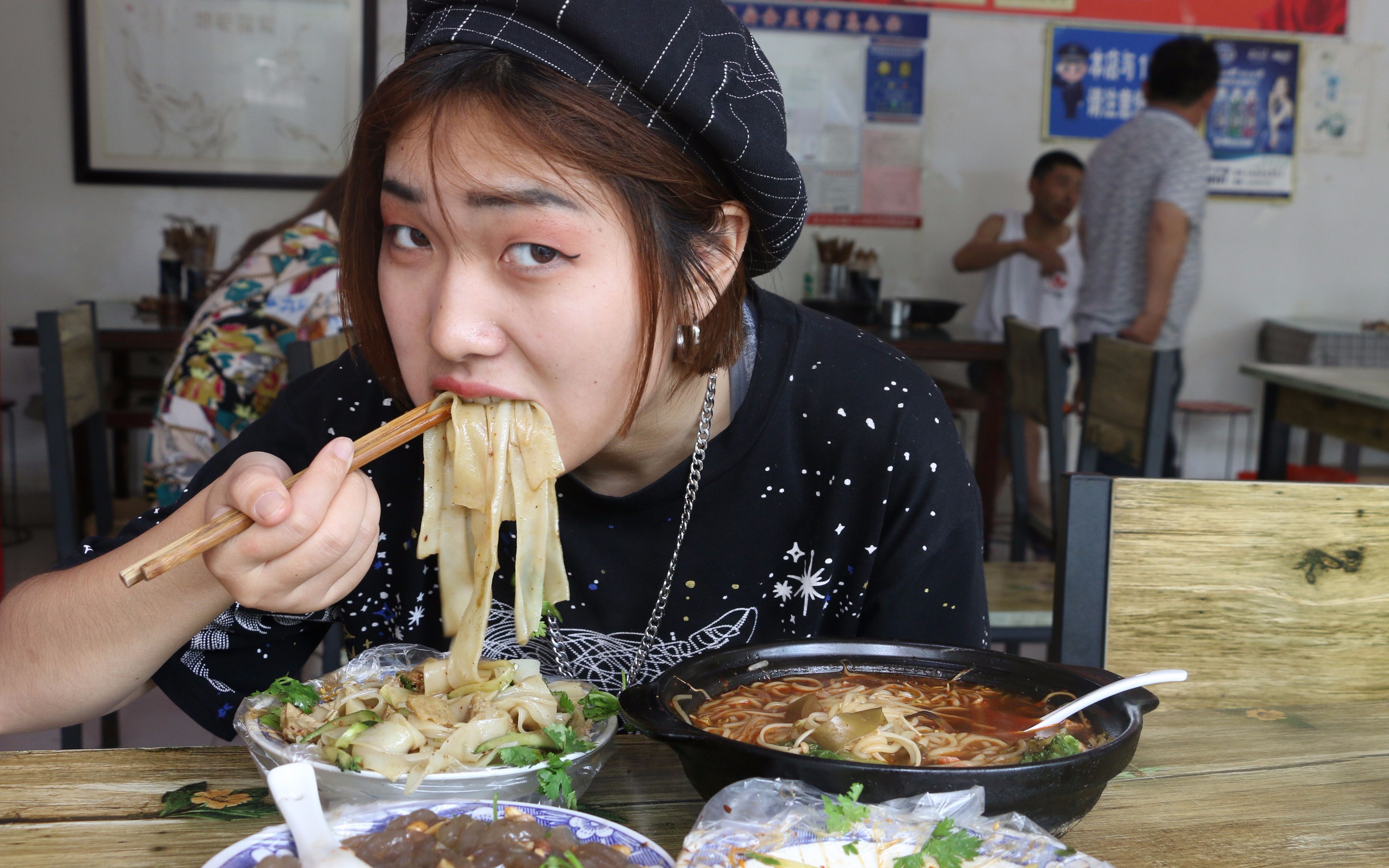 农村女孩进城吃宿迁特色擀面皮,1人吃4个人的份,老板都开心笑了_哔哩