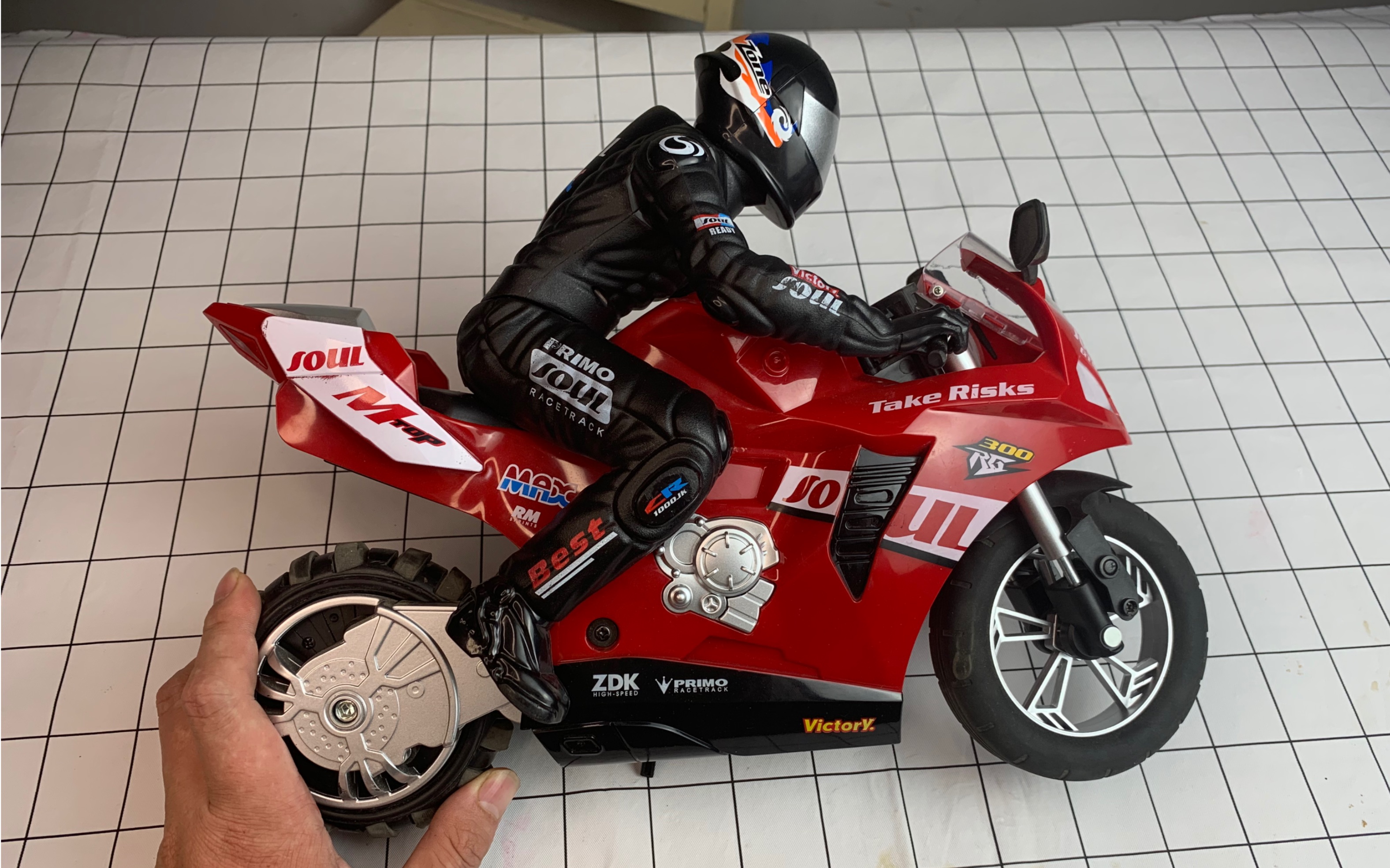 开箱:网购买了一个特技摩托车,可一键360度单轮站立和旋转!