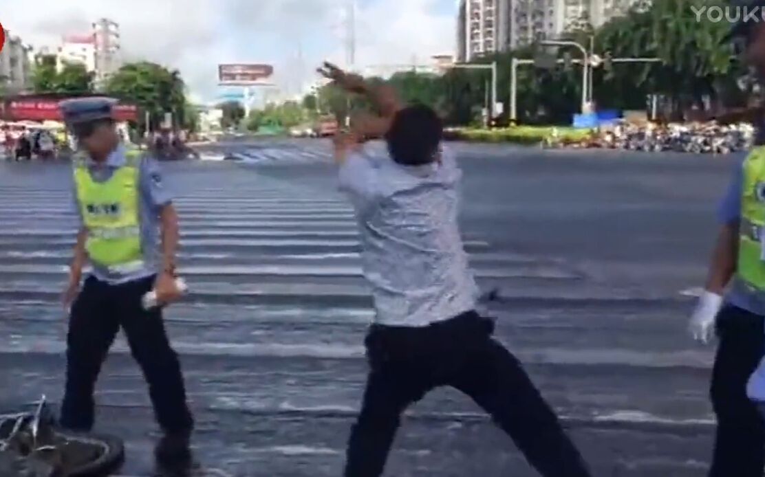 鬼畜区 又有新素材了!!!笑的我肚子痛 太搞笑了 海口男子遇交警查车情绪激动突然尬舞 然后准备逃跑!!!哔哩哔哩bilibili