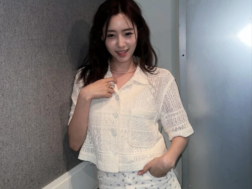 240516 恩静欧尼instagram更新 我又发现了小舌头