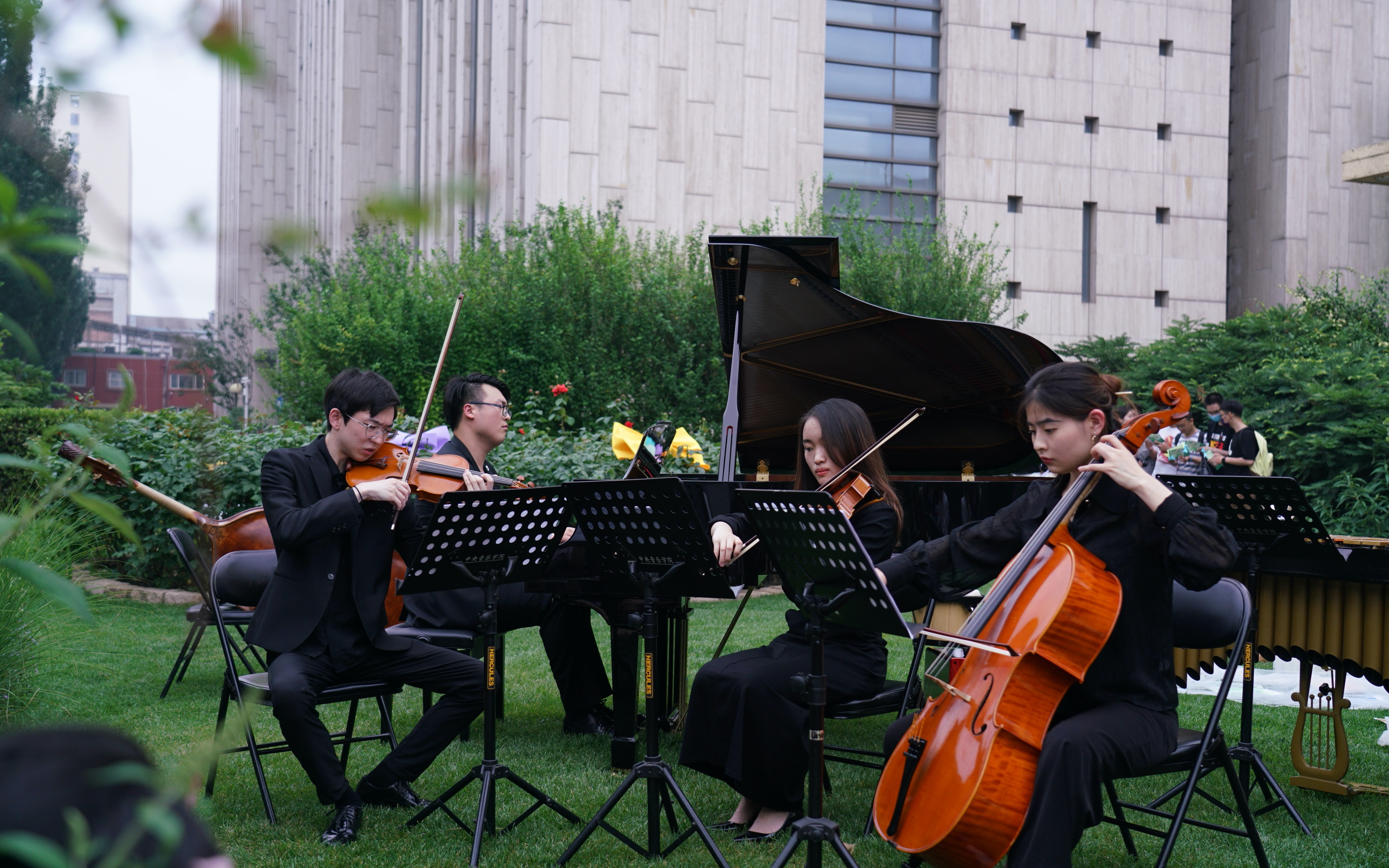 原创作品钢琴与弦乐三重奏独自在夜晚的海边