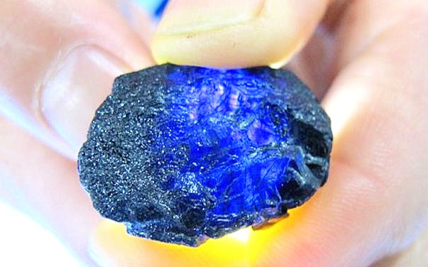 「说一不二」这哥们在中缅边境遇到了三块抹谷产的蓝石头