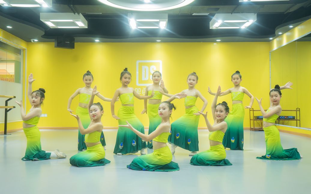 q版傣家小妹竹林深处少儿傣族舞单色舞蹈单色舞蹈